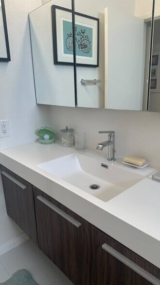 Building Photo - 11645 Montana Ave