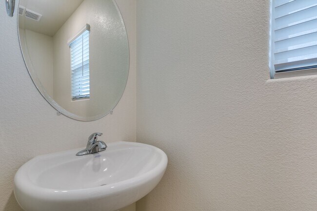 Building Photo - GORGEOUS TOWNHOME*UPGRADED*ALL APPLIANCES*...