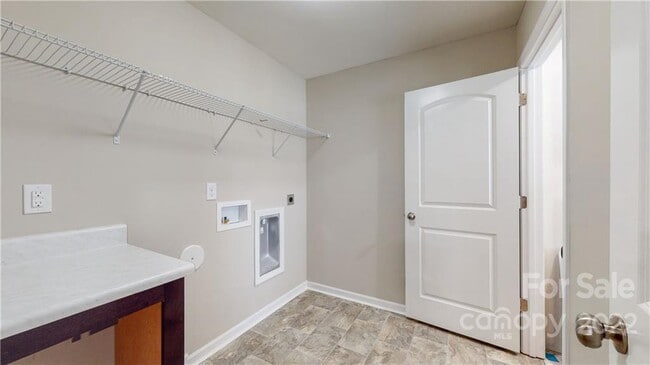 Building Photo - 8550 River Ridge Dr