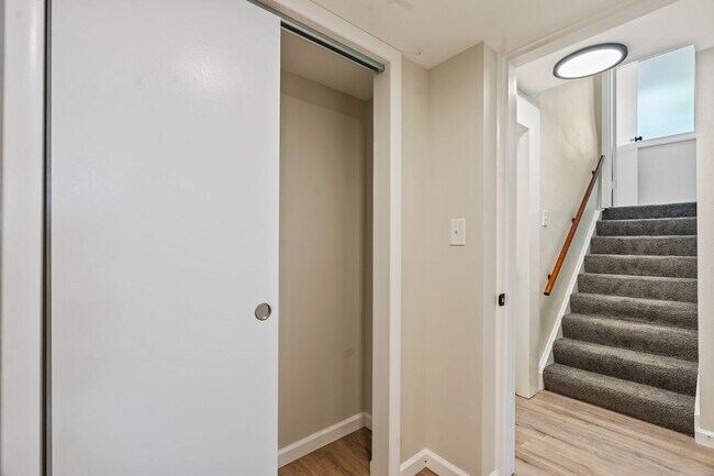 Building Photo - Beautifully Renovated 4 Bed/ 2 Bath with 2...