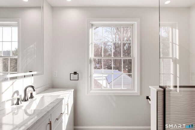 Building Photo - 10 Greenwood Ave