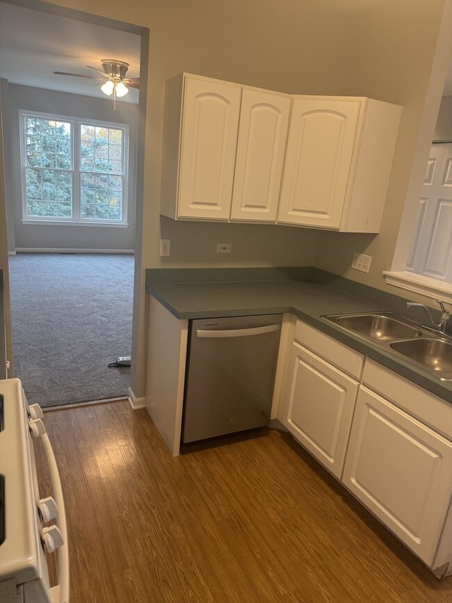 Building Photo - 11S473 Rachael Ct