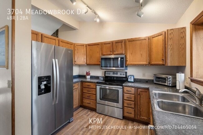 Building Photo - 3704 Meadowbrook Dr