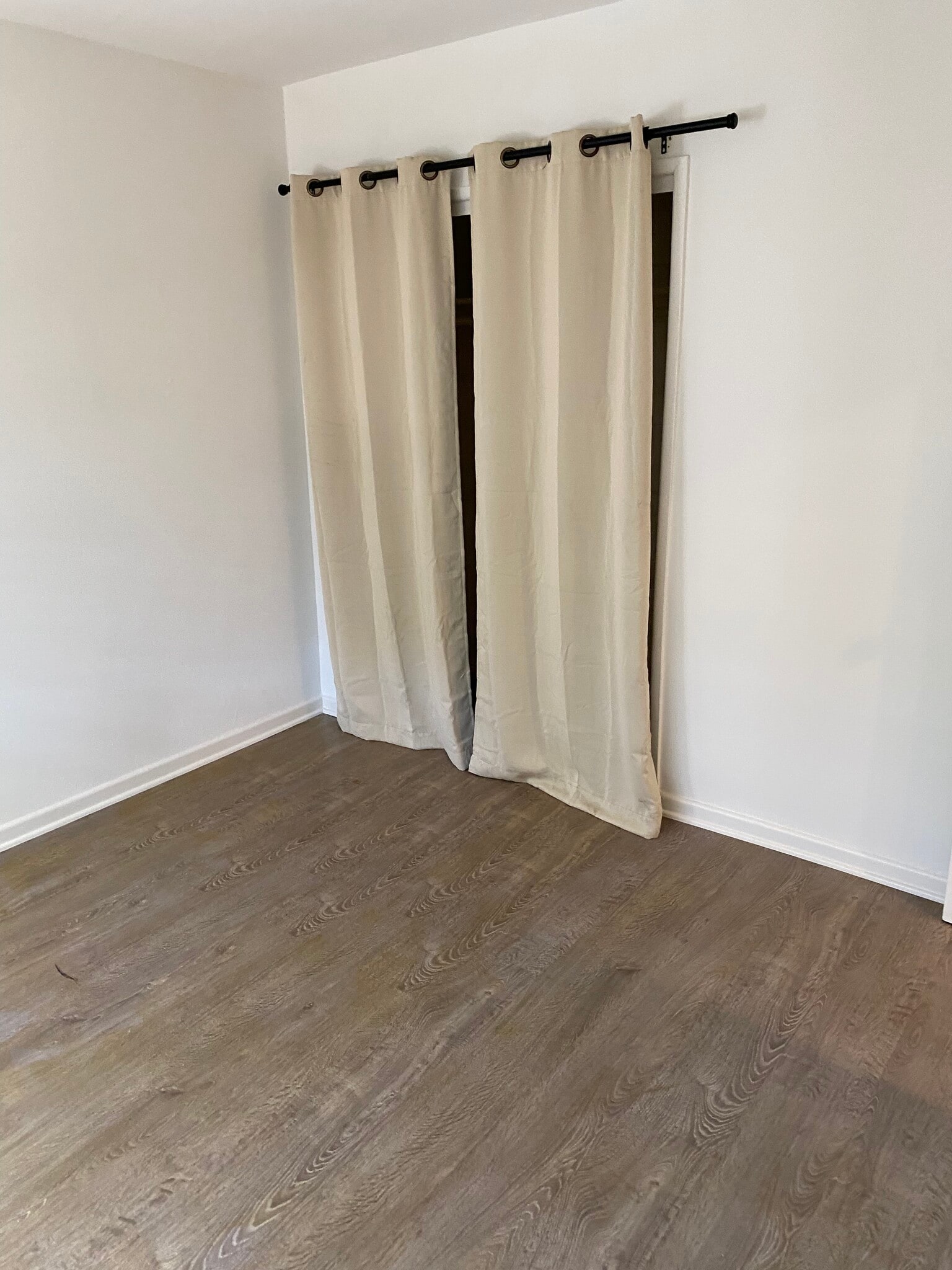 Spacious Bedroom with Closet - 2823 Hermosa Ave