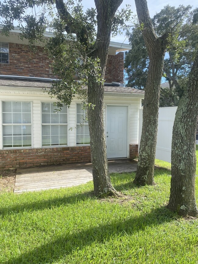 Building Photo - 852 Stonegate Ct