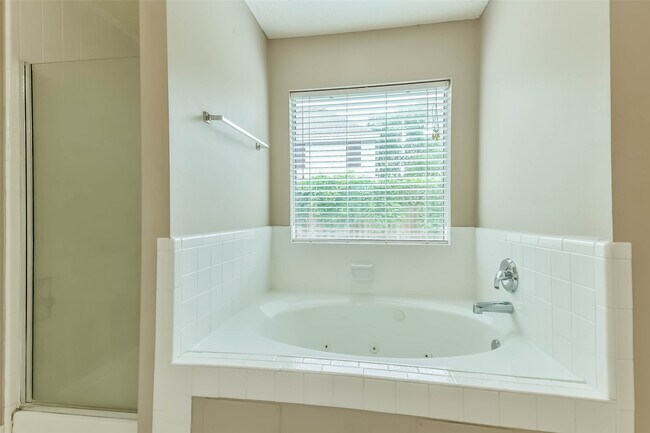 Building Photo - 8511 Cross Country Dr