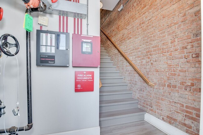 Building Photo - 164 N Louisville St