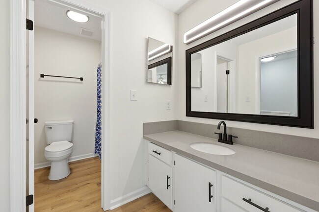 Building Photo - Updated 2BR Townhome in Prime Chapel Hill Location with Pool & Tennis!