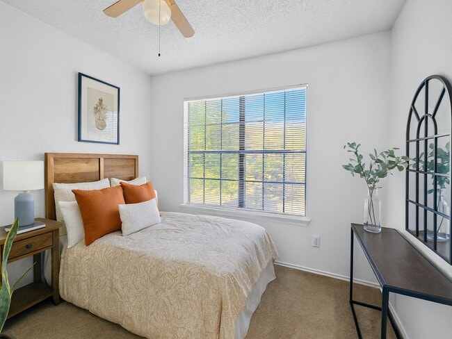 Building Photo - 3BR SFR w/ Garage & Fenced Yard in Fort Worth