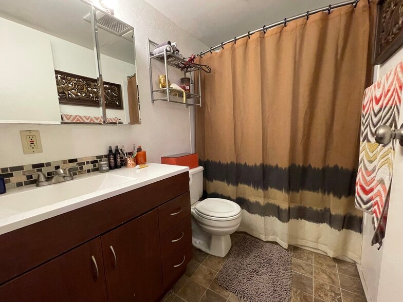 Building Photo - 2111 17th Ave S