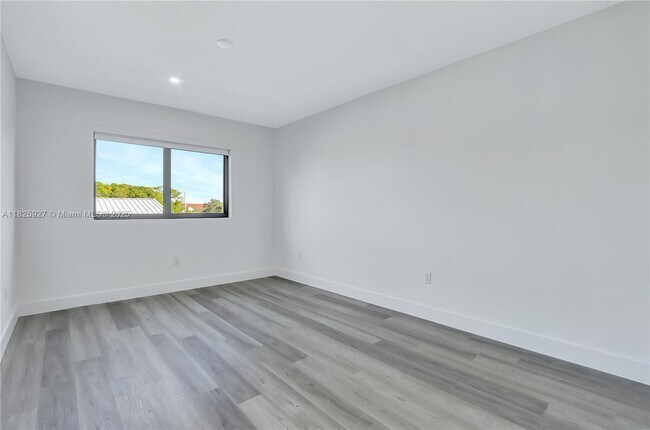 Building Photo - 4226 NE 7th Terrace