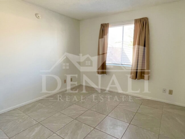 Building Photo - 4746 W Aster Dr