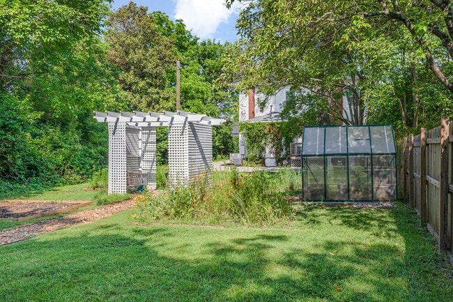 Building Photo - Exclusively Offered by Muse Realty Rentals...