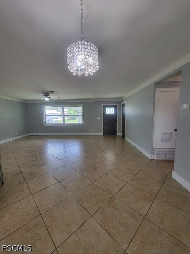 Building Photo - 203 Redcliff Ave