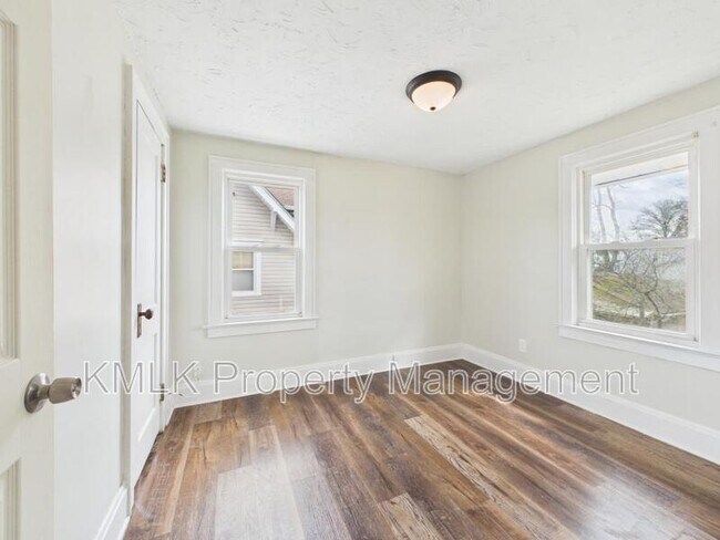 Building Photo - 575 Fernwood Dr