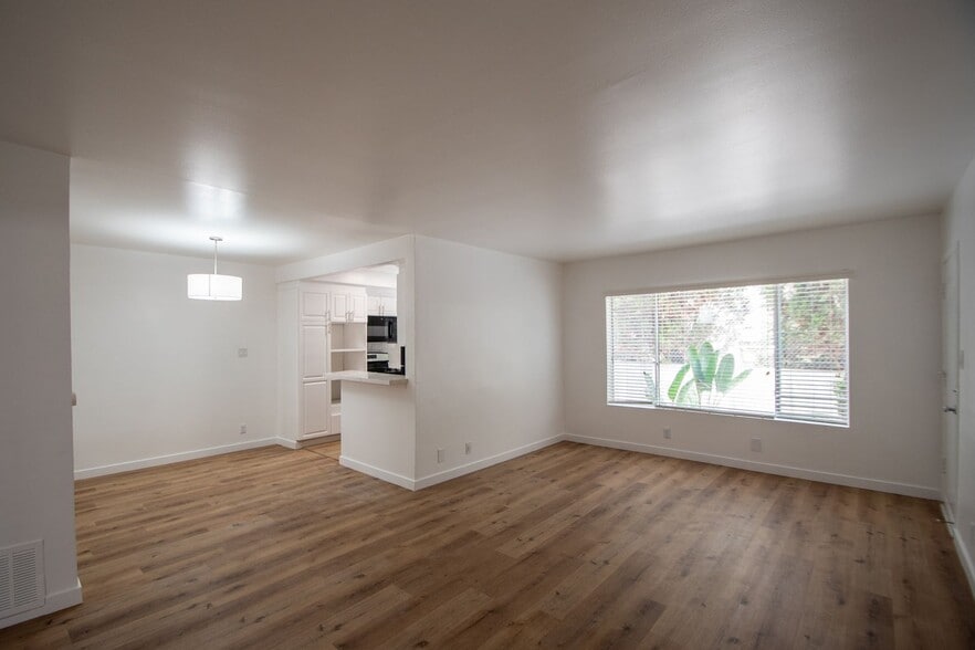 Building Photo - 14706 Dickens St
