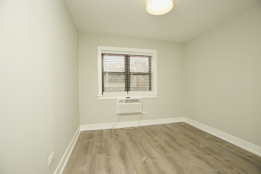 Building Photo - 450 W Barry Ave