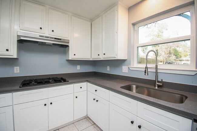 Building Photo - 16419 N Bend Dr