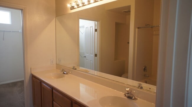 Building Photo - Beautifully designed 2Bed/2Bath/2Car Townhome located in Summerlin