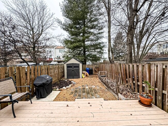 Building Photo - Light-filled and Spacious 3 Bed 2 Bath Tow...