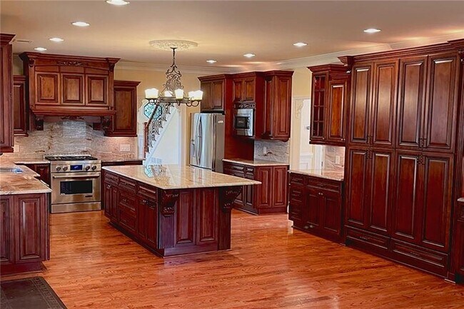 Building Photo - 330 Knollcrest Ct