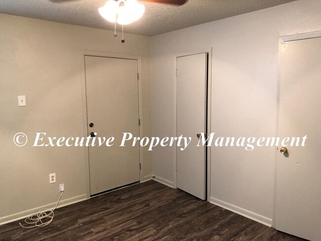 Building Photo - 908 J R Ct