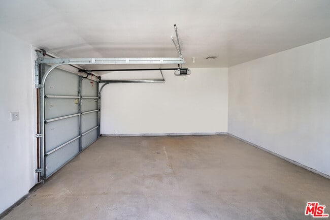 Building Photo - 1430 S Sierra Bonita Ave