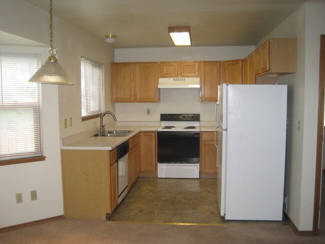 Building Photo - Near Ft Carson, 1342sf Bi-level, 3bd/2ba/2...