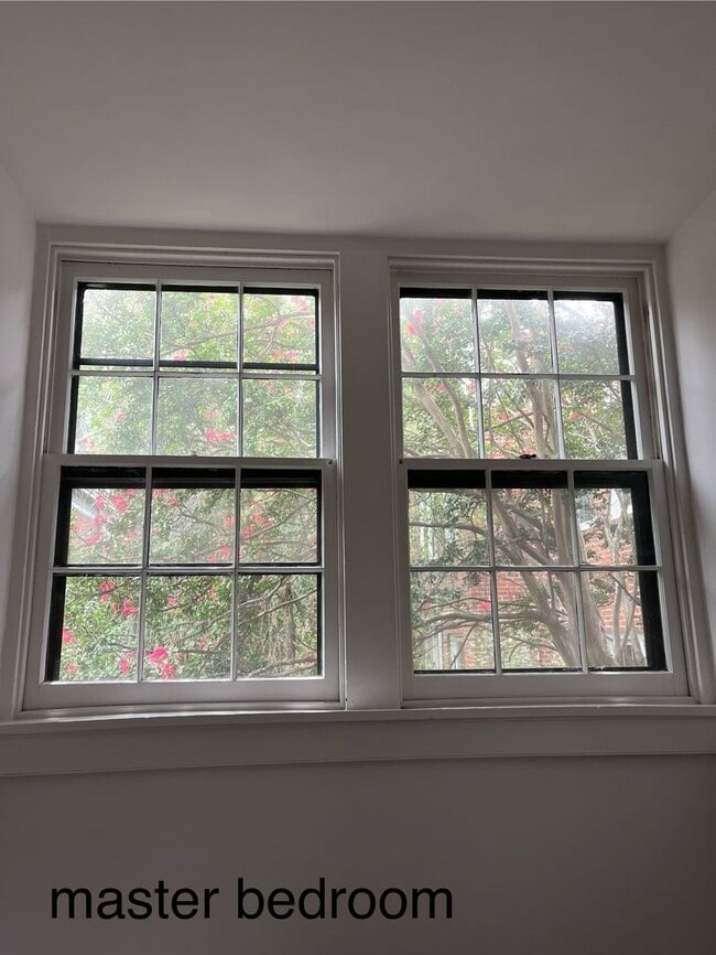 Building Photo - -- AVAILABLE SEPTEMBER 4TH -- 2 BR / 1 BA Beautiful Historic Carriage House on Monument Ave! Avai...