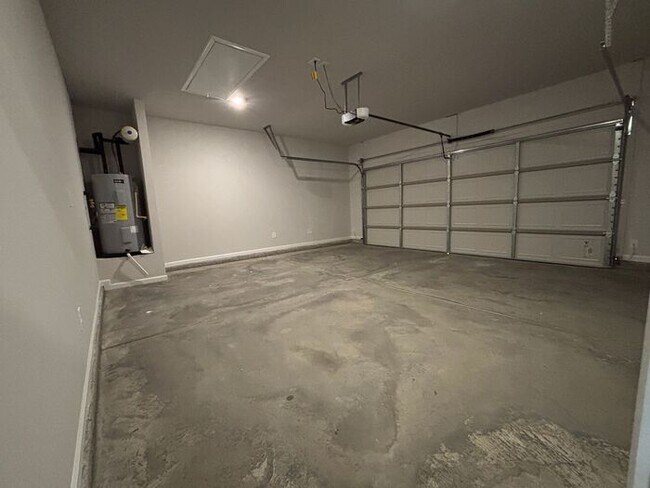 Building Photo - Look and lease in Athens