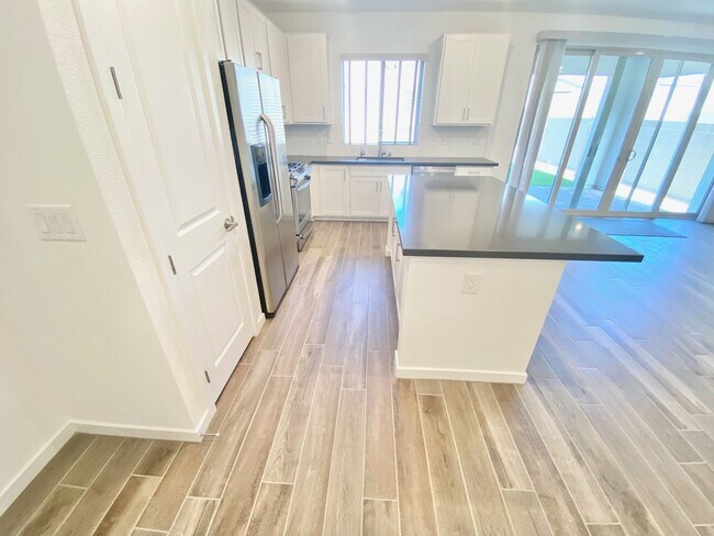 Building Photo - STUNNING LIKE NEW SINGLE-FAMILY HOME 3 BEDROOM / 2.5 BATHROOMS, WITH 2 CAR GARAGE!!