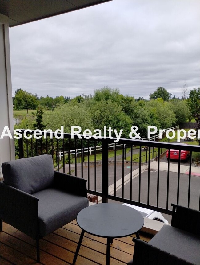Building Photo - Like New 4 Bed Beauty Full Bed & Bath on M...