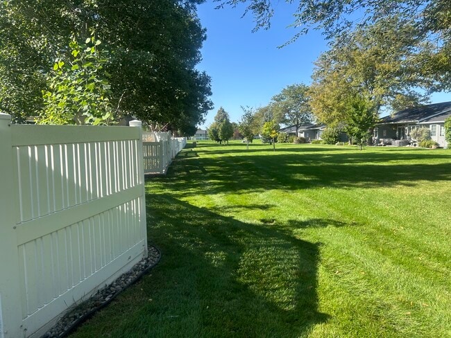 Park area beyond patio - 3716 Decathlon Pky