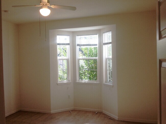 Building Photo - Hamptons At Metrowest - 2/2 Condo with balcony!!