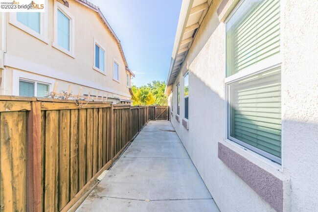Building Photo - 1055 Meadow Brook Dr