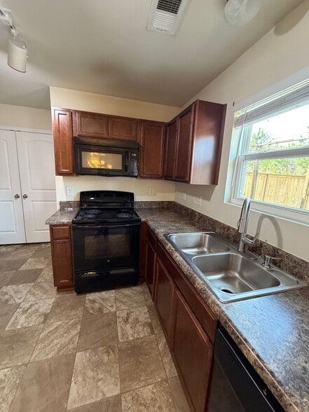 Building Photo - 26 Jones Creek Cir