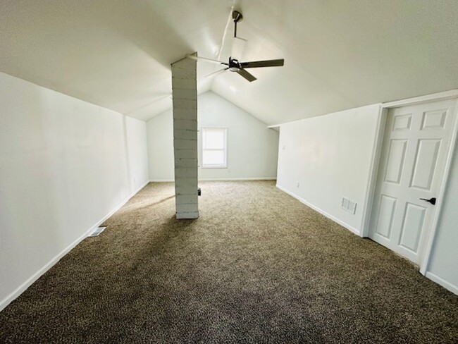 Building Photo - 3 Bedroom 1 Bath Welcome Section 8 Totally...