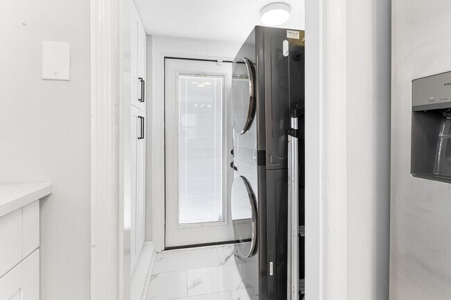 Building Photo - Fully Furnished Mid-Term Rental with Utilities Included!!