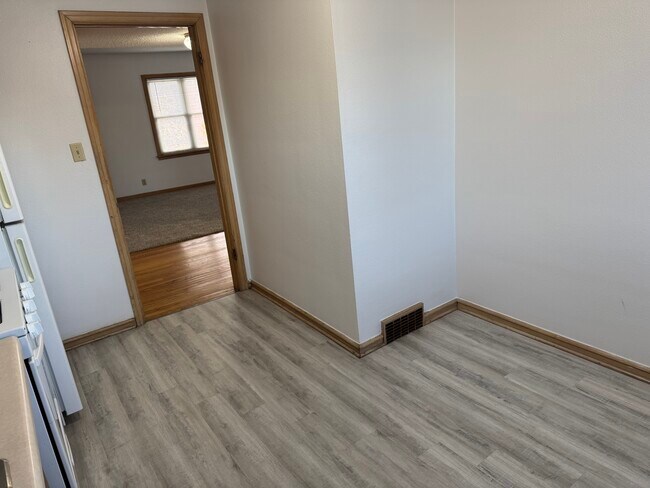 Building Photo - 6643 W Lisbon Ave