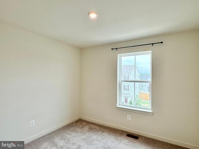 Building Photo - 310 Red Currant Wy