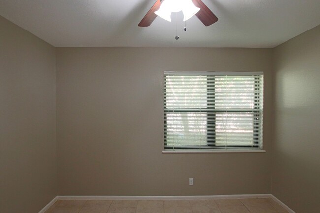 Building Photo - Spacious 2 Bedroom 1.5 Bath Rental on a Co...