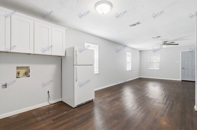 Building Photo - 217 Joyce St