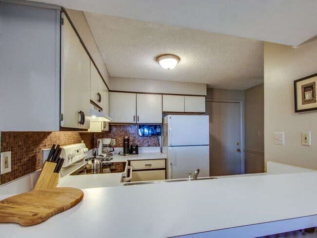 Building Photo - OFF SEASON RENTAL - FIRST FLOOR 2 BED 2 BA...