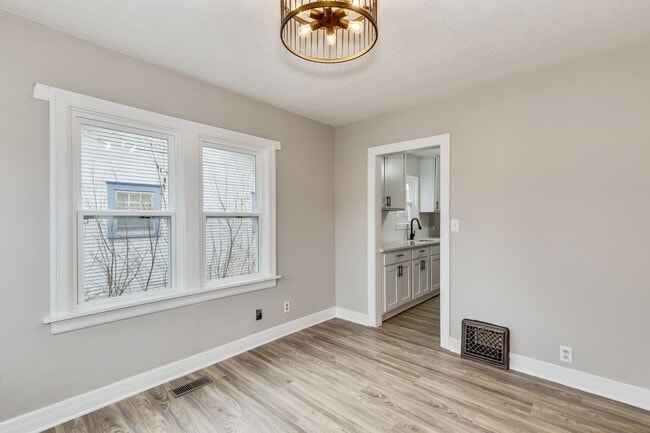 Building Photo - 544 S Poplar Dr