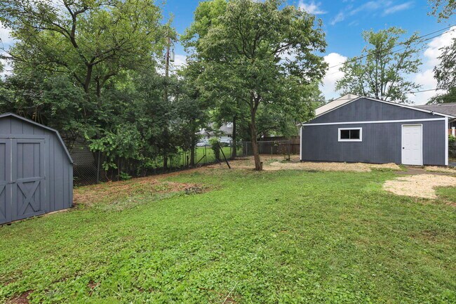 Building Photo - 869 Afton-