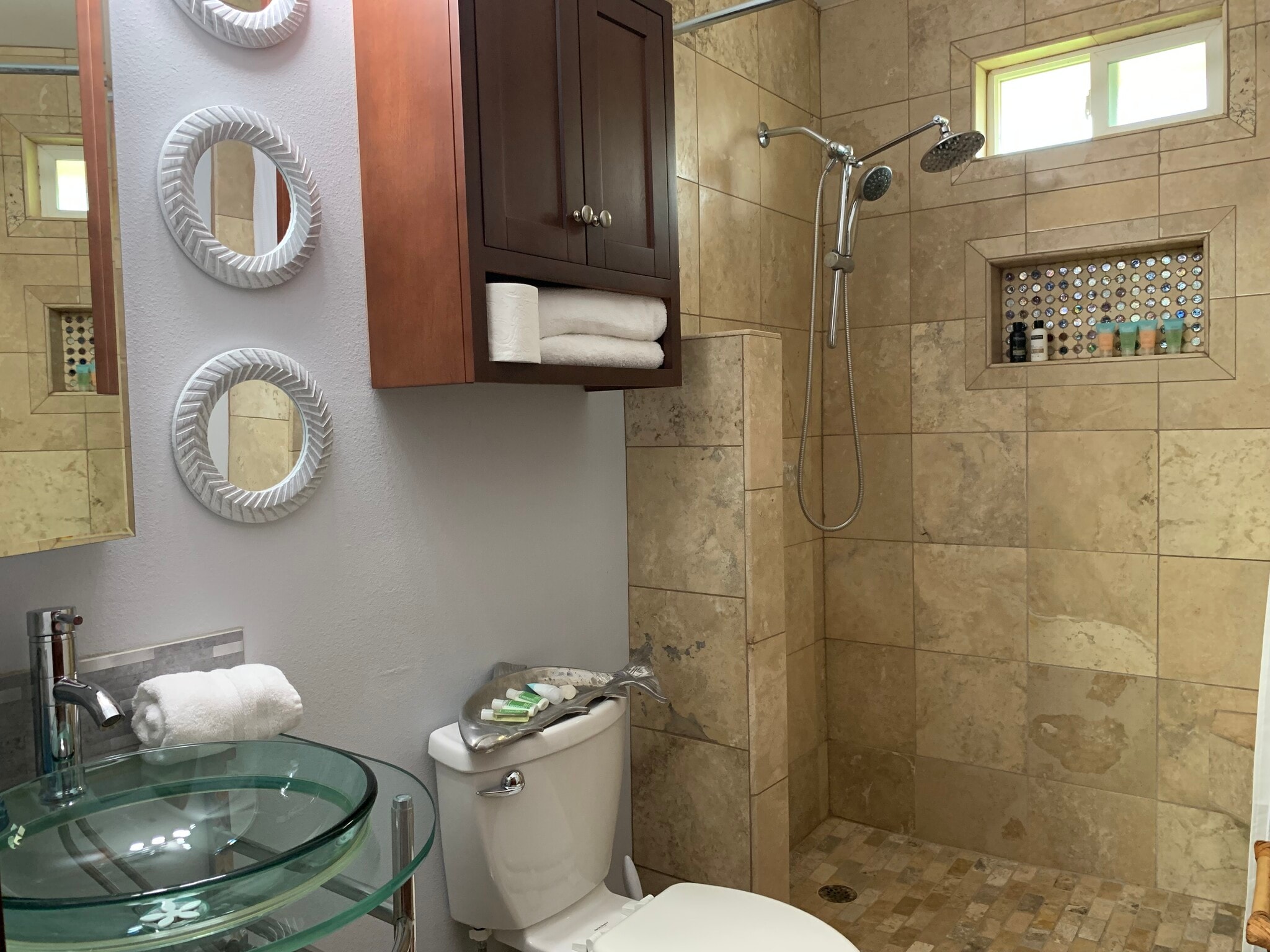Private bathroom. Room for rent. Upstairs. Private room with private bathroom. Austin, Tx 78702 - 905 Prospect Ave