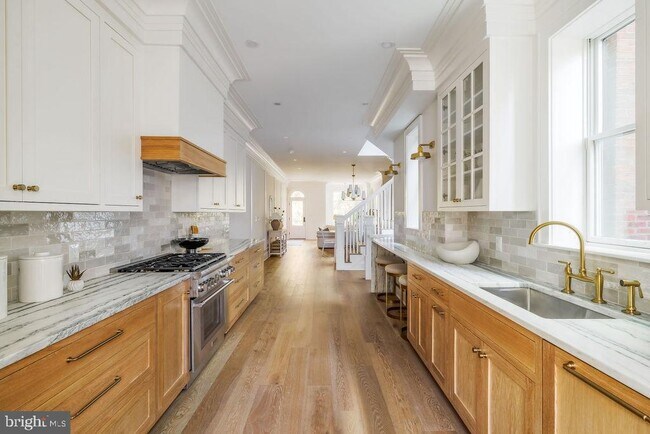 Building Photo - 2460 Ontario Rd NW