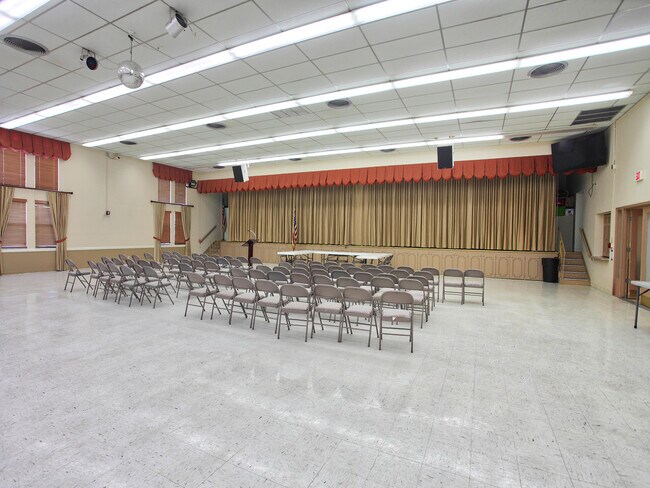 Building Photo - 200 Horizon W