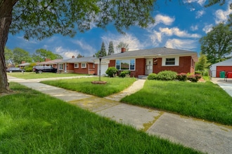 Building Photo - 2 bedroom 2 bath brick ranch
