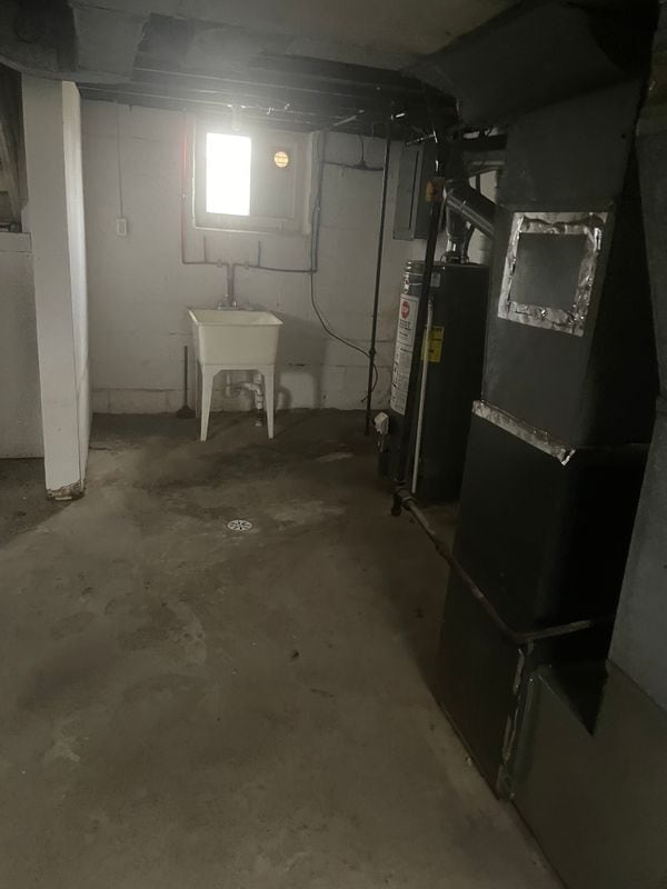 Building Photo - 19339 Fenelon St